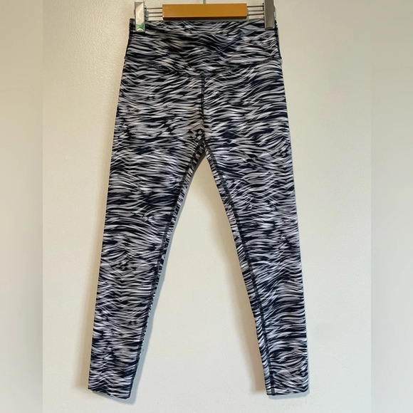 ALO Yoga Runway Zebra Abstract Wave Full Length Athletic Leggings - Small - Picture 2 of 8